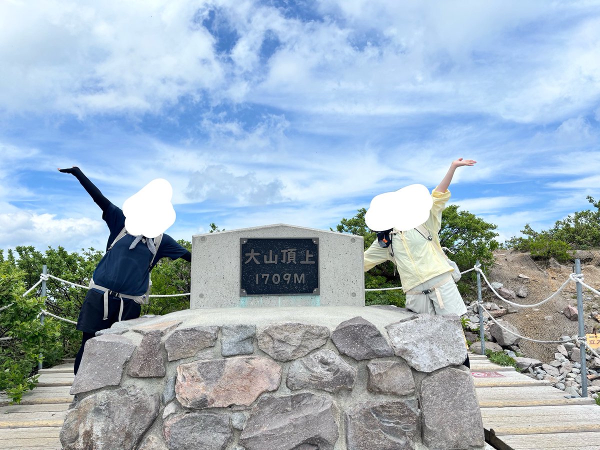 gomazou0231_'s tweet photo. 登頂成功✨⛰️
階段地獄過ぎて心折れそうになったけど、山頂の木道が綺麗すぎた！あと山頂で食べるカップラーメンは最高！！🫪
#大山 #登山 https://t.co/ilPT2E31a6