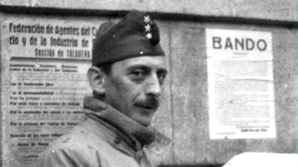 outsidersesp's tweet photo. Capitán Gonzalo de Aguilera Munro.

Nacido  en Madrid en 1886 y fallecido en Salamanca en 1965, era un aristócrata,  terrateniente y capitán del ejército sublevado en la Guerra Civil,  durante la que desempeño la función de jefe de prensa de los generales  Franco y Mola. 

Así se expresaba Aguilera ante un periodista norteamericano:

«Tenemos  que matar; matar y matar; ¿sabe usted? Son como animales, ¿sabe?, y no  cabe esperar que se libren del virus del bolchevismo. Al fin y al cabo,  ratas y piojos son los portadores de la peste. Ahora espero que  comprenda usted qué es lo que entendemos por regeneración de España.  Nuestro programa consiste en exterminar un tercio de la población  masculina de España. Con eso se limpiaría el país y nos desharíamos del  proletariado. Además también es conveniente desde el punto de vista  económico. No volverá a haber desempleo en España, ¿se da cuenta?».

«El  gran error que han cometido los franquistas al empezar la Guerra Civil  ha sido no fusilar de entrada a todos los limpiabotas. Un individuo que  se arrodilla en el café o en plena calle a limpiarte los zapatos está  predestinado a ser comunista. Entonces ¿por qué no matarlo de una vez y  librarse de esa amenaza?». 

El capitán Anguilera añadió que, el  18 de julio de 1936 «hizo poner en fila india a los jornaleros de sus  tierras, escogió a seis y los fusiló delante de los demás» para sembrar  el terror entre ellos.

«Todos nuestros males vienen de las  alcantarillas. Las masas de este país no son como sus americanos, ni  como los ingleses. Son esclavos. No sirven para nada, salvo para hacer  de esclavos. Pero nosotros, las personas decentes, cometimos el error de  darles casas nuevas en las ciudades en donde teníamos nuestras  fábricas. En esas ciudades construimos alcantarillas, y las hicimos  llegar hasta los barrios obreros. Si no tuviéramos cloacas en Madrid,  Barcelona y Bilbao, todos esos líderes rojos habrían muerto de niños, en  vez de excitar al populacho y hacer que se vierta la sangre de los  buenos españoles. Cuando acabe la Guerra destruiremos las alcantarillas.  Las cloacas son un lujo que debe reservarse a quienes las merecen, los  dirigentes de España, no el rebaño de esclavos».
