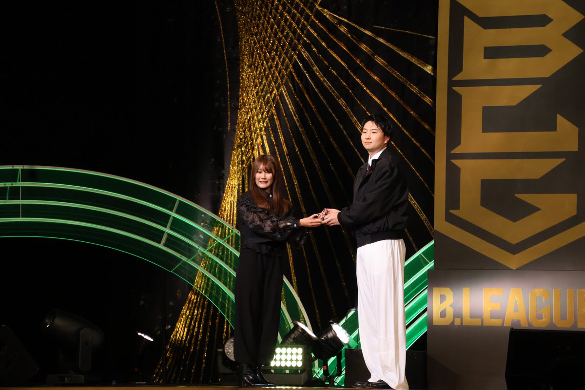 SPCOM_JP's tweet photo. 「B.LEAGUE」の年間表彰式「B.LEAGUE AWARD SHOW2025-26」のレポートです。https://t.co/bCt0BffPr8
#Bリーグ #DJ・ニュービル #富永啓生 #馬場雄大 https://t.co/2ydsVwJVTJ