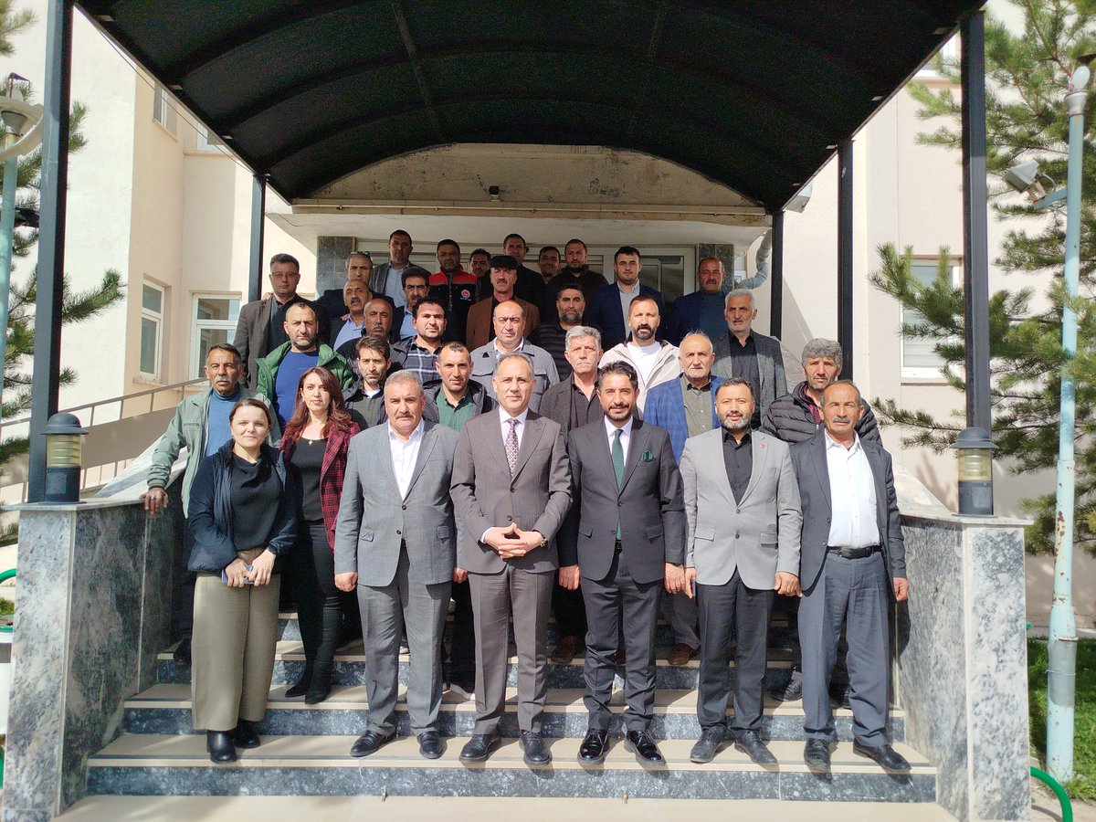 karstarim's tweet photo. Kars Damızlık Sığır Yetiştiricileri Birliği Başkanlığına yeniden seçilen Eren ALP ve Yönetim Kurulu Üyeleri, İl Müdürümüz Sayın Enver AYDIN’ı makamında ziyaret etti.
Gerçekleştirilen ziyarette, ilimiz hayvancılığının mevcut durumu, yetiştiricilerimizin talepleri ve sektöre yönelik yürütülen çalışmalar hakkında görüş alışverişinde bulunuldu. İl Müdürümüz Sayın Enver AYDIN, Birlik Başkanlığına yeniden seçilen Eren ALP ve Yönetim Kurulu Üyelerini tebrik ederek çalışmalarında başarılar diledi. @TCTarim @KarsValiligi @envraydin