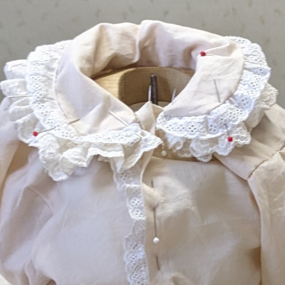 naoko_shimaisha's tweet photo. 人形遣いの皆さんが衣装を作っています🧵🪡
足を投げ出して座っているお婆��ん✂️可愛い

人形遣いの皆さんは役者でもあり仕立て屋さんでもあります🧵🪡 https://t.co/2EG2g3TaNx