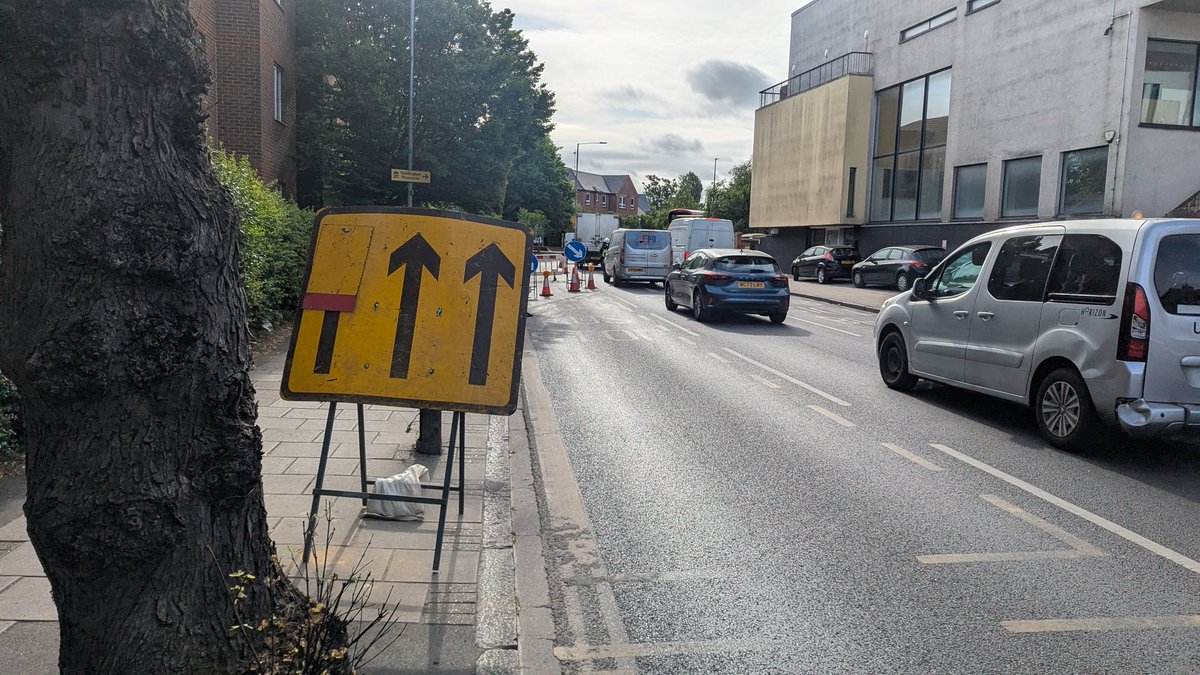 Thekingstonecho's tweet photo. The lane closure continues on the one-way system. Buses heading to London Road are being diverted/going to be diverted via Birkenhead Avenue, so miss the stop near Tiffin Kingston Grammar schools. https://t.co/wrJodR1kVF