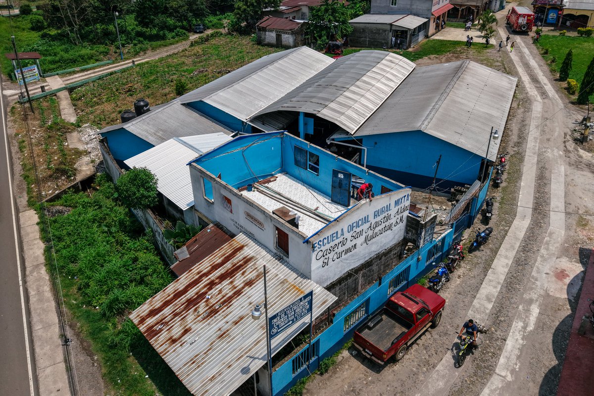 _ContrerasLuis's tweet photo. #Fiscalizacion
Así avanza el remozamiento de la Escuela Oficial Rural Mixta del caserío San Agustín, en #Malacatán, #SanMarcos. Este proyecto es fruto de la gestión estratégica entre el diputado #Contreras y el alcalde #MynorLópez ante el Ministerio de Educación. Gracias a ello, docentes y padres de familia coordinaron el uso de los recursos para el cambio de piso, aplicación de pintura y la renovación total del techo en algunas aulas, las cual se encontraba en mal estado. Con estas mejoras se transforman las instalaciones y se provee a los estudiantes de ambientes más adecuados y seguros para su aprendizaje.
#DiputadoLuisContreras #GestionYDesarrollo #SanMarcos #CongresoDeLaRepublica #TransparenciaLegislativa