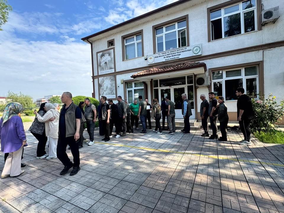 DuzceDkmp's tweet photo. Düzce DKMP Müdürlüğümüz bahçesinde bayramlaşma merasimi…

Müdürümüz Sayın Mevlüt Şanlı ŞİMŞEK Müdürlük personelinin geçmiş bayramını kutlayarak birlik, beraberlik ve dayanışma içerisinde nice bayramlara birlikte ulaşma dileklerini iletti. https://t.co/E1HMSUe4Jo