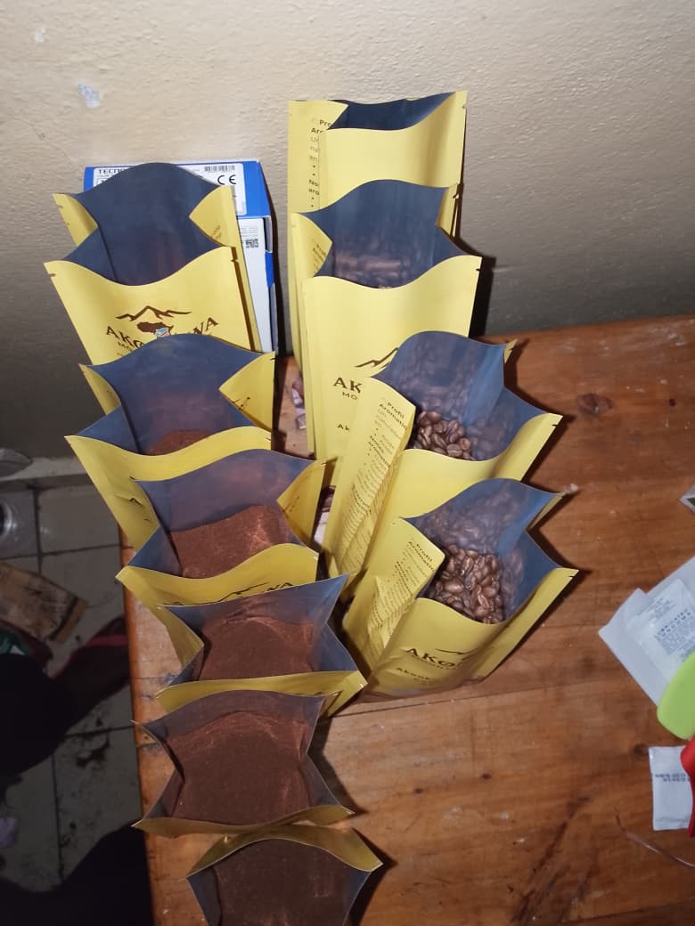 MulihanoAko's tweet photo. 🇨🇩 Le goût de la résilience.
Un café☕ de spécialité du Sudkivu🇨🇩, transformé par des jeunes. Chaque tasse soutient les producteurs, les femmes et les jeunes entrepreneurs de l'Est de la RDC. 🇨🇩 #LABORA #MAEYLAB @mugisholaurent @collinskimanth2 @BaderhaRaphael @EspoirMugabo https://t.co/OTTW0S8qwi