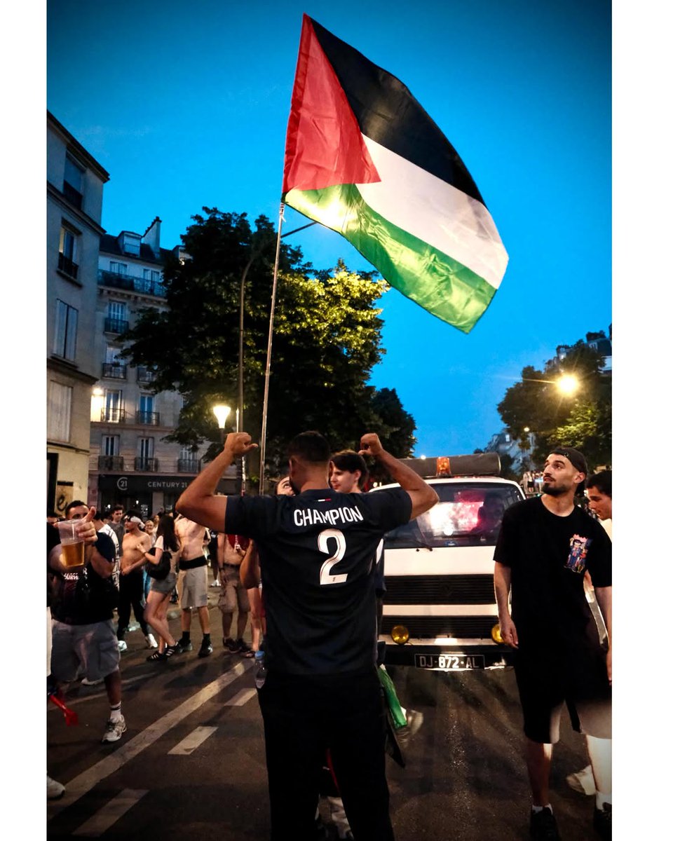 ultras_antifaa's tweet photo. #France — Palestinian flags during the PSG celebrations. https://t.co/fjDs7x8iDE