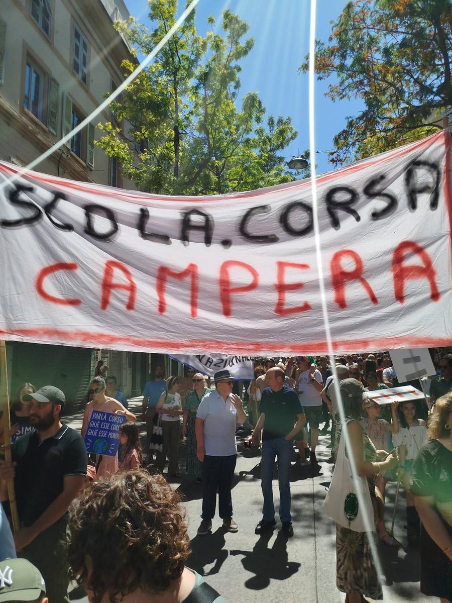 CumitatuRPC's tweet photo. Eramu più di 2000 in carrughju bastiacciu eri per difende Scola Corsa !

A lingua face populu ! https://t.co/0lerpAamqp