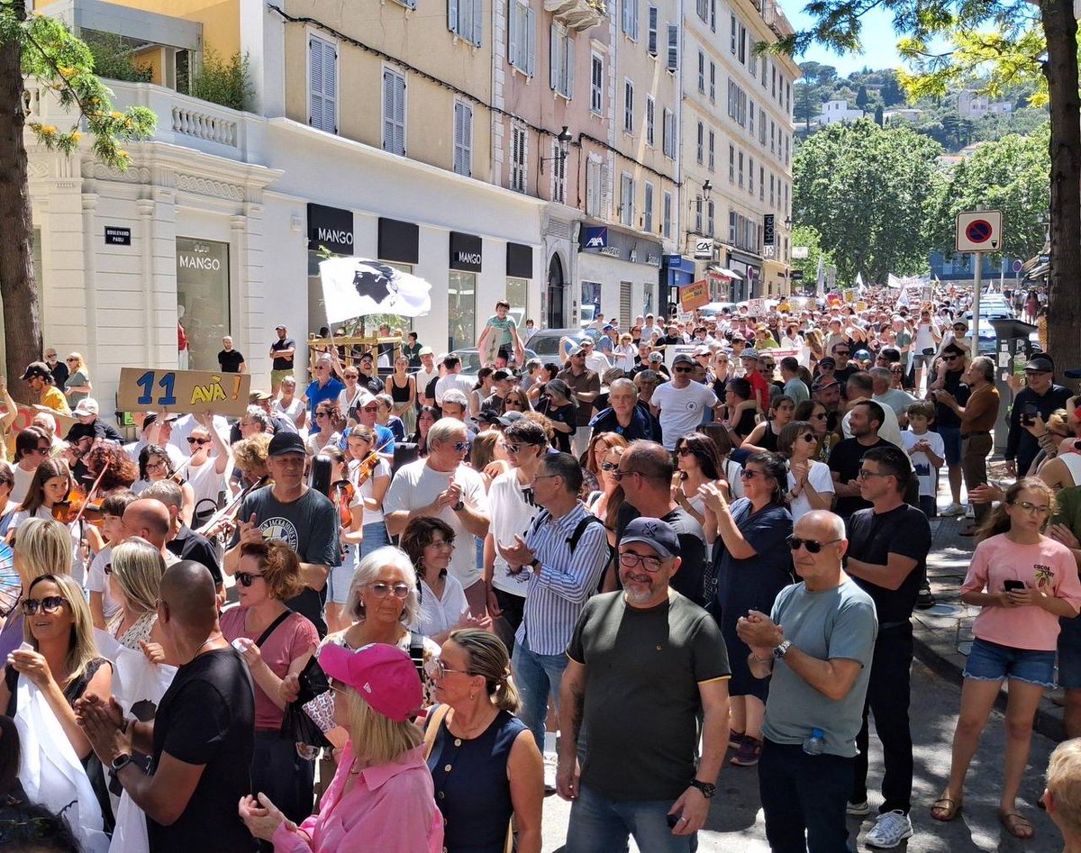 CumitatuRPC's tweet photo. Eramu più di 2000 in carrughju bastiacciu eri per difende Scola Corsa !

A lingua face populu ! https://t.co/0lerpAamqp
