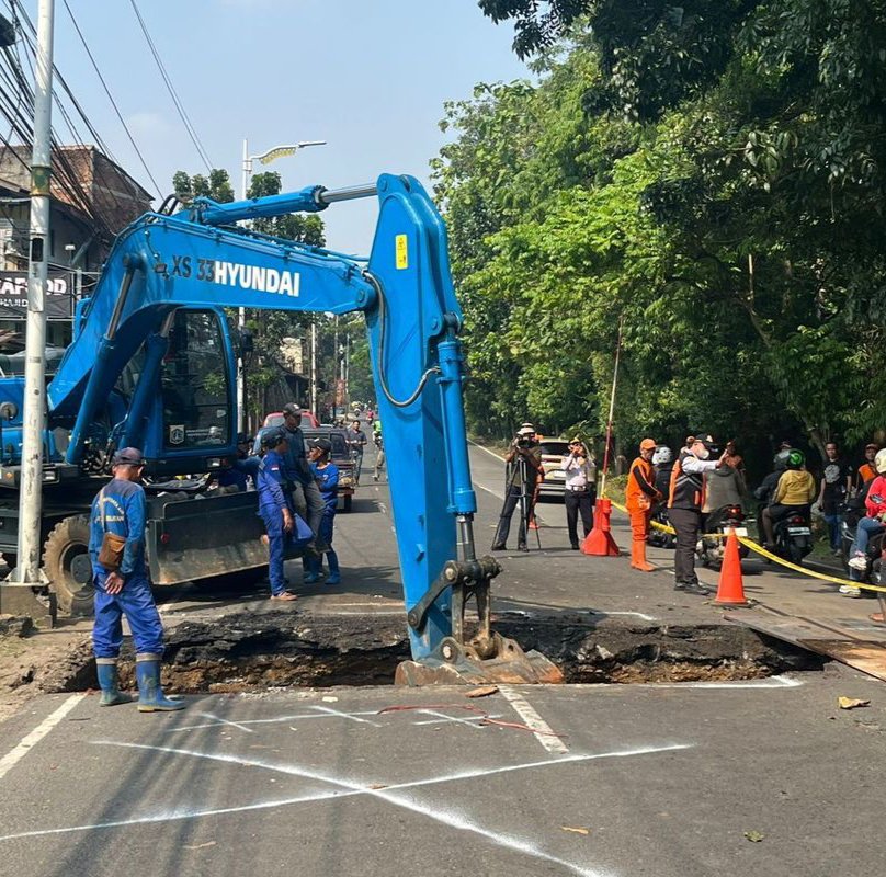 Trending_Issue's tweet photo. Yang mau ke Depok lewat Jln. Raya Lenteng Agung cari rute lain ya, rute itu mau ditutup sementara sampe besok subuh karena mau dibenerin pasca ambles kemaren. 

@DKIJakarta jangan lama-lama ya nutupnya. https://t.co/d4Htb4wLOA