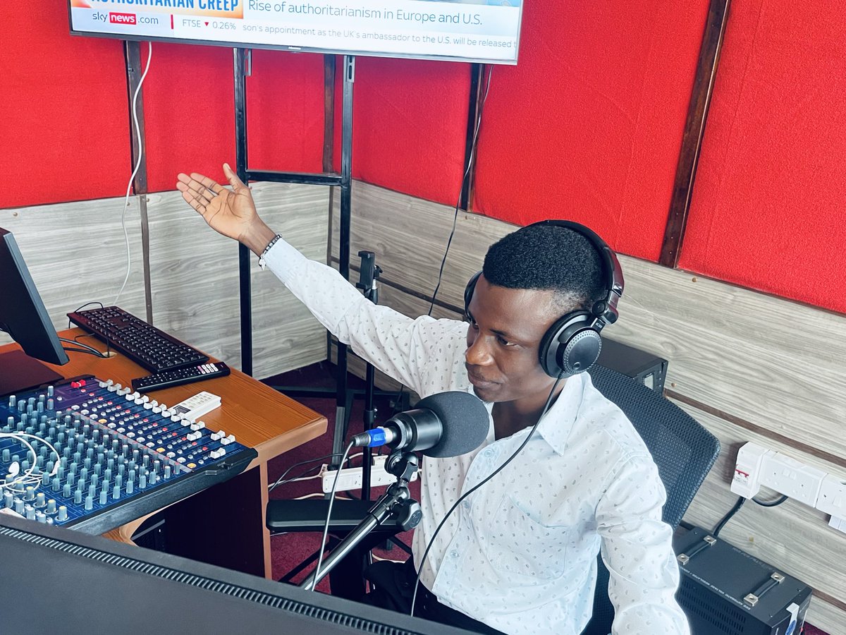 umu_radio's tweet photo. #Midmorningchatroom 10-12pm on Uganda Martyrs University Radio @Ocenterence256 .
The menue for today:
1.Earthquake
2.Arsenal’sLoss during weekend
3. All stories in the weekend 

        #Learn
        #Laugh 
https://t.co/0WAyY4l80C . https://t.co/Y07PNumI1i