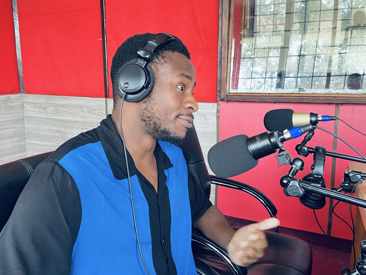 umu_radio's tweet photo. #Midmorningchatroom 10-12pm on Uganda Martyrs University Radio @Ocenterence256 .
The menue for today:
1.Earthquake
2.Arsenal’sLoss during weekend
3. All stories in the weekend 

        #Learn
        #Laugh 
https://t.co/0WAyY4l80C . https://t.co/Y07PNumI1i
