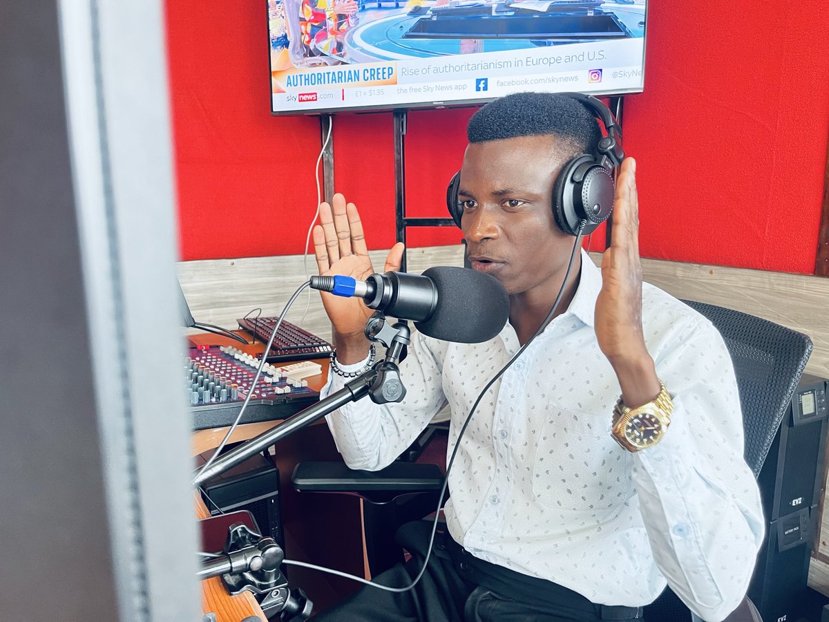 umu_radio's tweet photo. #Midmorningchatroom 10-12pm on Uganda Martyrs University Radio @Ocenterence256 .
The menue for today:
1.Earthquake
2.Arsenal’sLoss during weekend
3. All stories in the weekend 

        #Learn
        #Laugh 
https://t.co/0WAyY4l80C . https://t.co/Y07PNumI1i