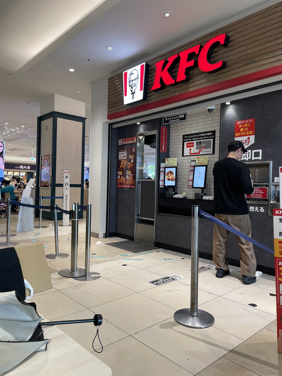 PVp9b's tweet photo. @poponomi_1122 当方入り口すぐのKFC横におります。
上黒のシャツになります。 https://t.co/bpeYXyAqUH