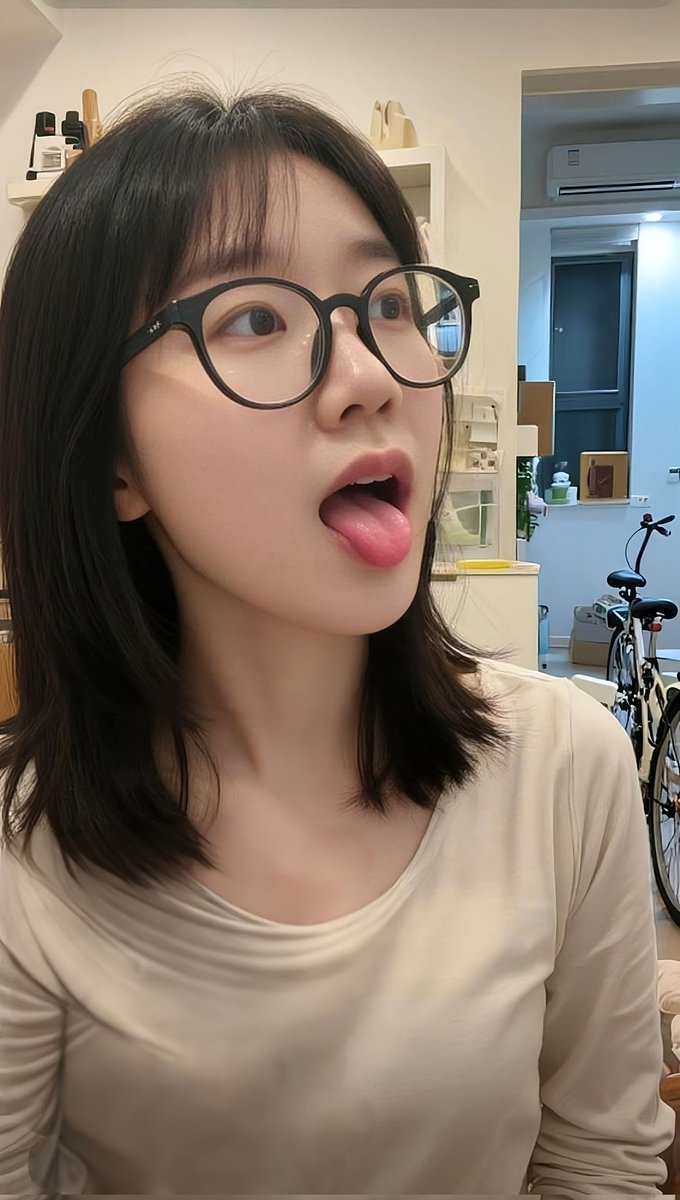 lium199's tweet photo. 闺蜜说湿气有点重，真的吗？👅 https://t.co/JBaykJUJ9F