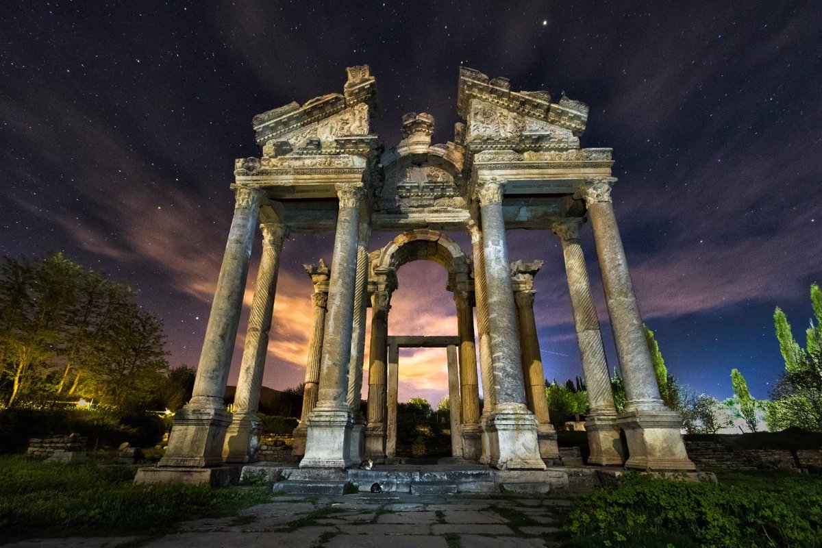 MehmetNuriErsoy's tweet photo. Gece müzeciliğinde yeni sezona başladık!

Kültürel mirasımızı günün her saatinde yaşanabilir kılma hedefiyle hayata geçirdiğimiz uygulamamızı bu yıl da sürdürüyoruz.

1 Haziran–1 Ekim 2026 tarihleri arasında 20 müze ve ören yerimiz ziyaretçilerini gecenin kendine özgü atmosferinde ağırlayacak.

Geçtiğimiz yıl #GeceMüzeciliği kapsamında 1 milyonun üzerinde ziyaretçiyi ağırladık.

Nemrut’tan Efes’e, Side’den Zeugma’ya, Galata Kulesi’nden İstanbul Arkeoloji Müzeleri’ne uzanan kültür rotalarımızda ziyaretçilerimize yine unutulmaz bir deneyim sunacağız.

Türkiye’nin zengin kültürel mirasını gecenin kendine özgü atmosferinde deneyimlemek isteyen tüm misafirlerimizi müzelerimize ve ören yerlerimize bekliyoruz.