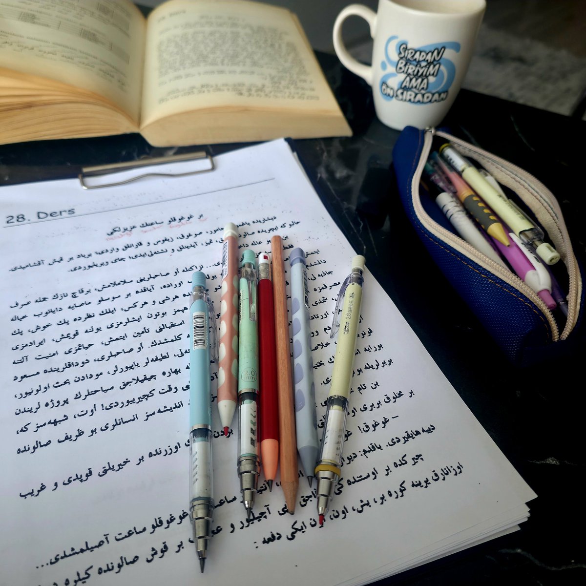 Keyfi_Kitap's tweet photo. Bir kalem yetmiyordu...🤭😅

#hayırlısabahlar https://t.co/YlIXxf7erT