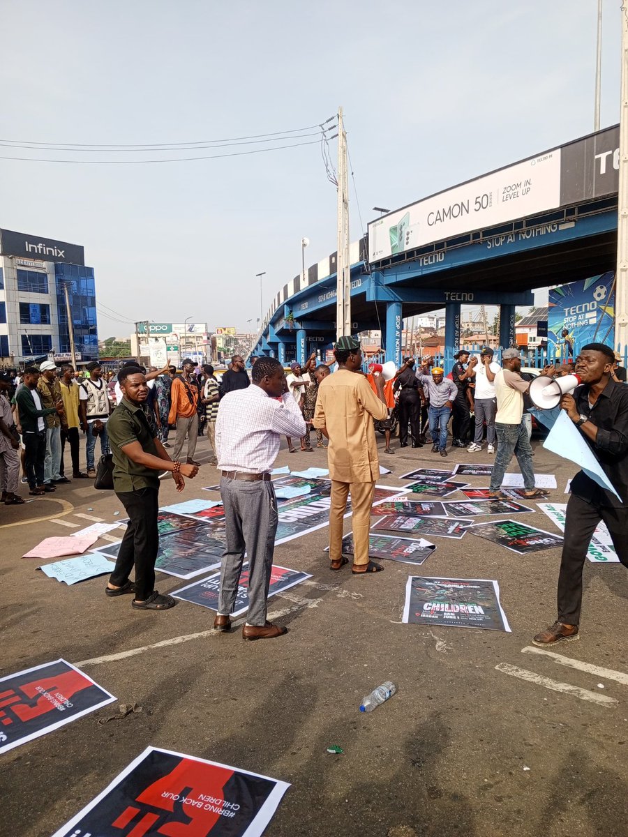 TIBmovement's tweet photo. LIVE FROM MOKOLA ROUNDABOUT: 

The people have converged. The protest has begun. We demand security, justice, and freedom for all kidnapped victims in Oyo State.

#WeCantContinueLikeThis https://t.co/rtqurpCYWw