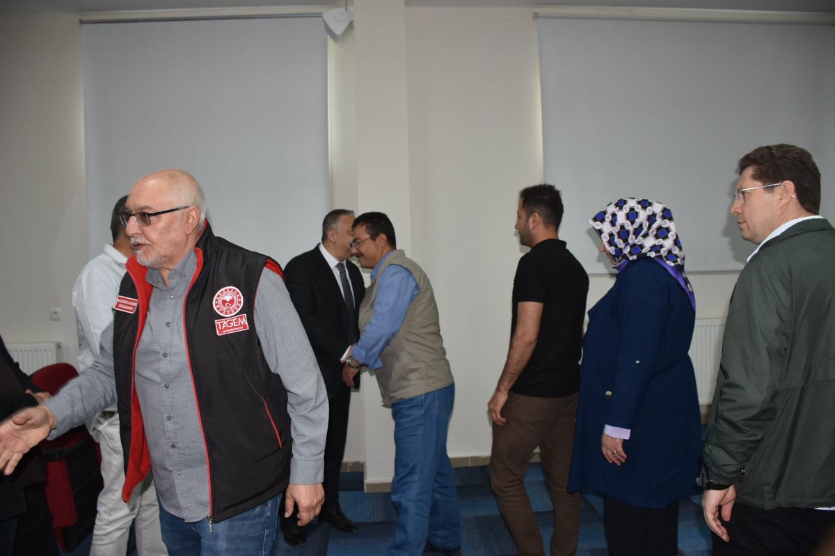 PatatesArsEnst's tweet photo. Kurban Bayramı vesilesiyle enstitümüz konferans salonumuzda, tüm personelimizin katılımıyla geleneksel bayramlaşma töreni gerçekleştirildi. https://t.co/0CYf51pFW7