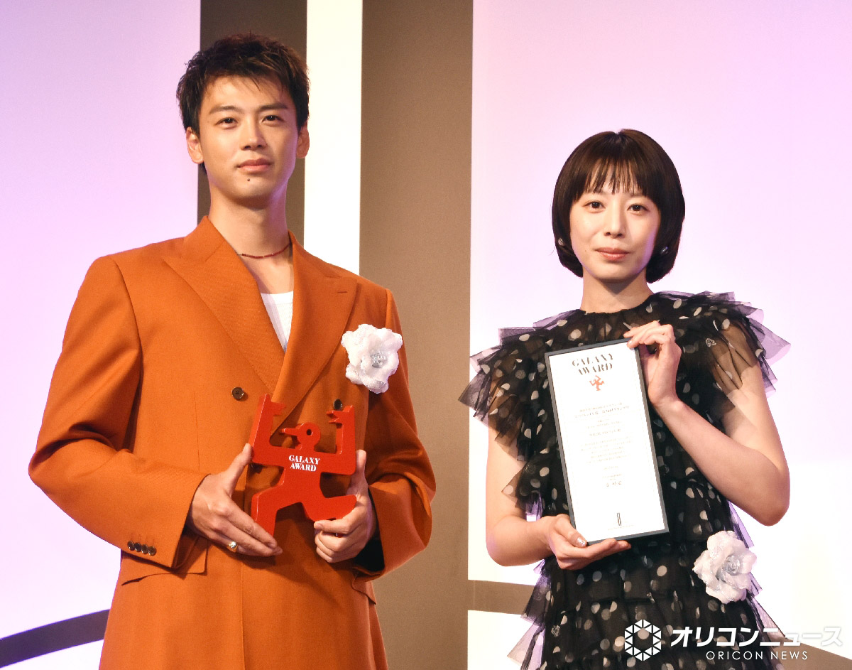 oricon's tweet photo. 🏆️ 第63回ギャラクシー賞 授賞式

夏帆＆竹内涼真、
『じゃあ、あんたが作ってみろよ』
マイベストTV賞グランプリを受賞❗️

竹内、勝男役の印象が根強いが
「プライベートでは文句は言いません(笑)」
https://t.co/JuKQwdCpEK

 #ギャラクシー賞 https://t.co/Ak9M4YI26U