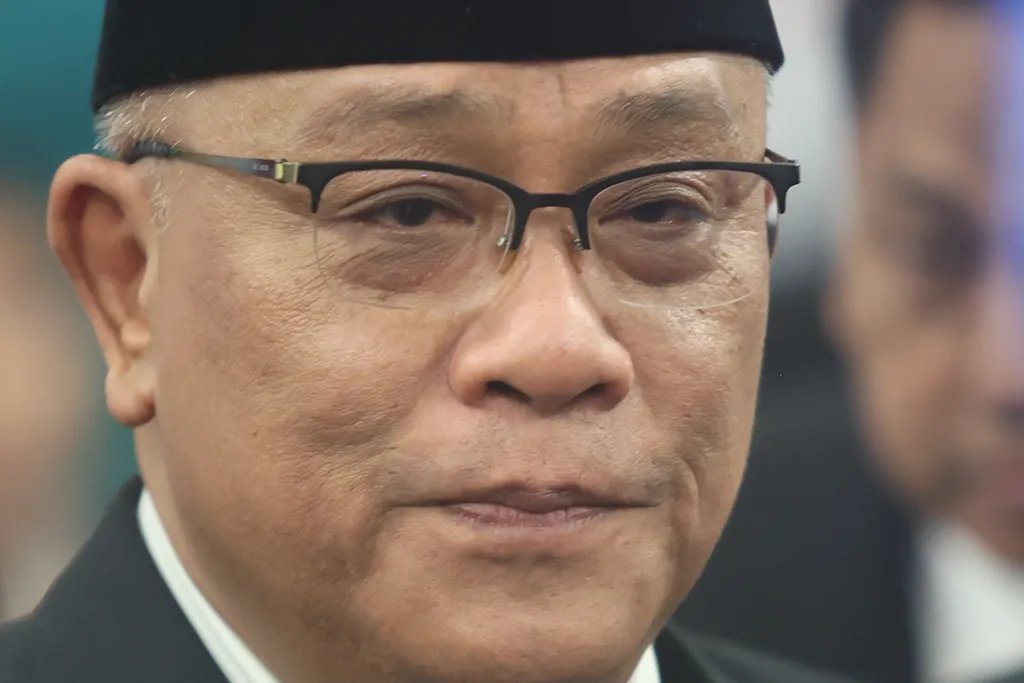 dimarsasongko98's tweet photo. 2020: Jumhur Hidayat ngetwit mengkritik Omnibus Law Cipta Kerja ,bilang UU itu untuk "investor primitif dan pengusaha rakus."

2021: Dipenjara. Divonis 10 bulan. Pengadilan Tinggi menguatkan.

27 April 2026: Prabowo melantiknya jadi Menteri Lingkungan Hidup.

Dihukum karena mengkritik kebijakan , lalu dipekerjakan oleh penerus kebijakan itu.

Ini ironi atau transaksi? 

Jumhur adalah Ketua Umum KSPSI . serikat buruh. Seluruh hidupnya untuk isu ketenagakerjaan, TKI, dan perlindungan pekerja.

Nol latar belakang ekologi. 
Nol pengalaman lingkungan hidup. 
Bukan ahli kehutanan, konservasi, atau tata ruang.

Trend Asia langsung bereaksi: "Menteri LH haruslah orang yang memiliki kompetensi memadai terkait environmental science."

Jatam (Jaringan Advokasi Tambang) lebih keras: skeptis sejak hari pertama.

Untuk kursi yang mengawasi izin lingkungan seluruh industri ekstraktif Indonesia, niat baik saja tidak cukup.

Pidato pertamanya sebagai Menteri LH, 29 April 2026:
"Pembangunan dan industri harus tetap berjalan, termasuk industri ekstraktif."

Dan akan "menyelamatkan bumi bersama oligarki."

Jatam langsung sentil: "Ini bertentangan dengan misi dia sebagai Menteri Lingkungan Hidup."

Orang yang dulu dipenjara karena mengkritik UU yang menguntungkan oligarki , sekarang bilang akan merangkul oligarki untuk selamatkan lingkungan.

Bukan pertarungan. Ini rekonsiliasi.

Jumhur dulu bersuara lantang soal Omnibus Law, dipenjara di era Jokowi, lalu jadi oposisi keras pemerintah.

Sekarang jadi menteri Prabowo , yang melanjutkan banyak kebijakan era Jokowi yang dulu dia lawan.

Raja Ampat dirusak tambang. 
Deforestasi jalan terus. 
Dan Menteri LH-nya adalah aktivis buruh yang di pidato pertamanya bilang industri ekstraktif "harus tetap berjalan."

Kursi menteri bukan hadiah atas perjuangan.

Tapi kadang itulah caranya perjuangan dibeli.