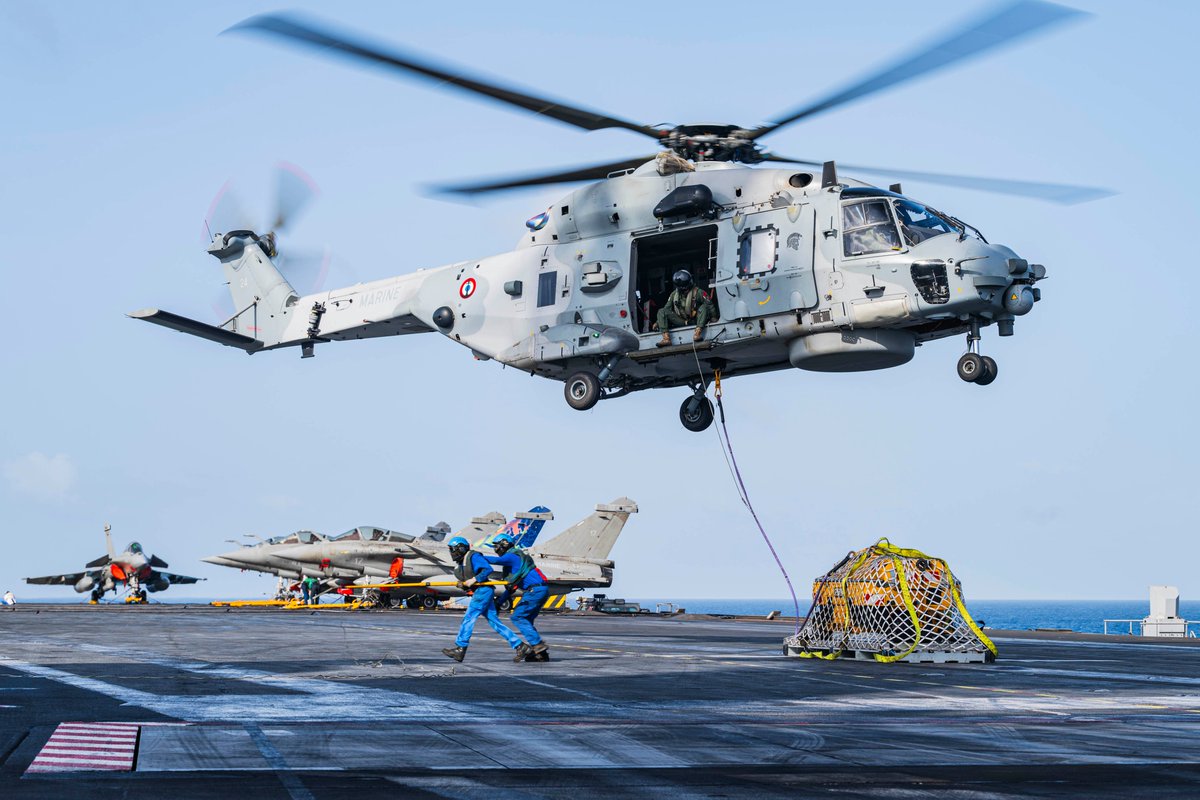 French_CSG's tweet photo. #MondayMotivation
🚁Grâce à une palette-filet unique en son genre, le Caïman Marine du Charles de Gaulle a pu effectuer du transfert de matériels entre le porte-avions et l’un de ses escorteurs !
Parmi le matériel livré : une dose de bonne humeur pour bien commencer la semaine😀! https://t.co/aftaMIkkOl
