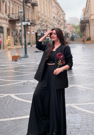 WaniaHamid11's tweet photo. Nawal Saeed in her recent click ✨📸—serving elegance, charm, and effortless beauty in every frame.

#NawalSaeed #RecentClick #PakistaniActress #StyleInspo #ElegantLook #BeautyGoals #CelebrityVibes #FashionMood ✨ https://t.co/kQeaMcBRr2