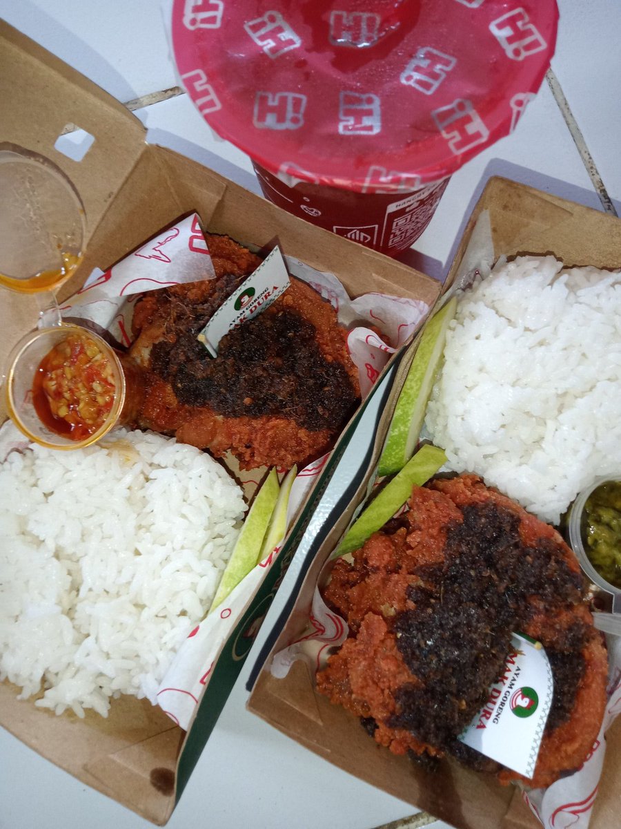 seenbycimi's tweet photo. Baru sempat makan jam segini, ayam mak dura enakk poll ya 😋 https://t.co/zj7US5vAYN