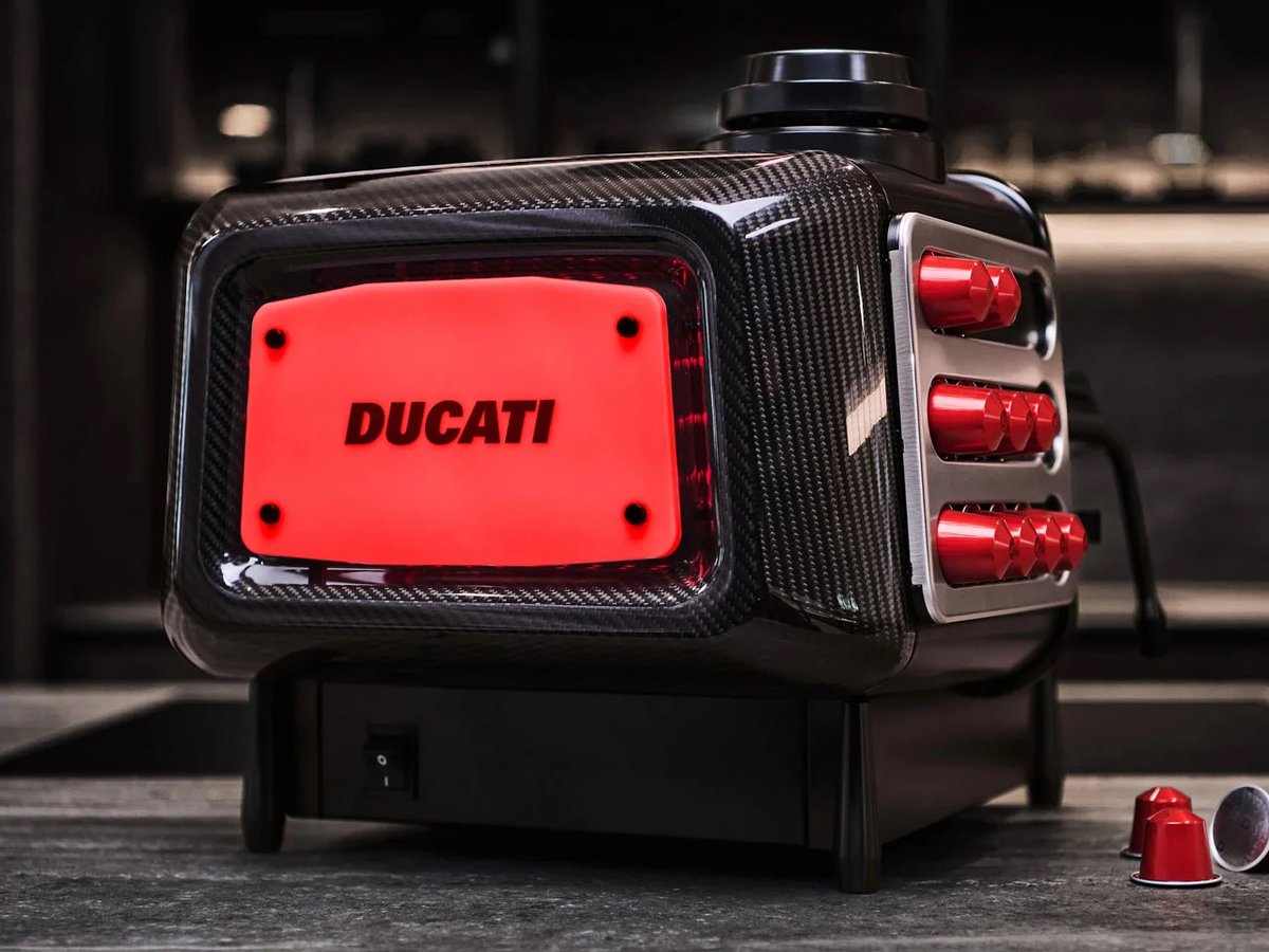 creapills's tweet photo. Pour ses 100 ans, Ducati lance une cafetière en fibre de carbone à 2 599 €, limitée à 1 926 exemplaires ☕

En partenariat avec le suisse Cuisine Barista, la marque transpose les codes de sa Panigale dans la cuisine : carbone tissé, rouge lumineux et finitions en acier inoxydable. Avis aux fans !

Plus d’infos : https://t.co/21ICDf2s8V