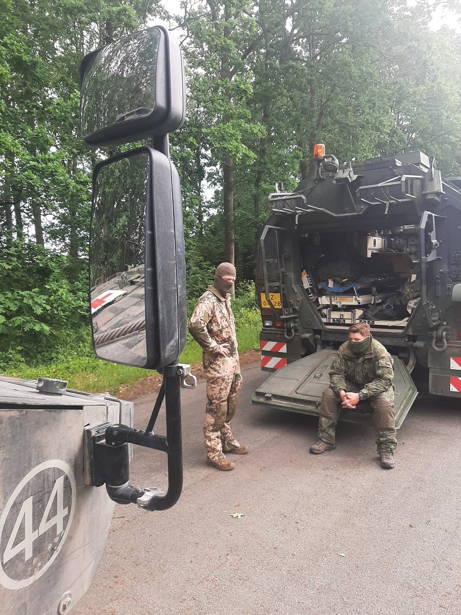 TekstPast's tweet photo. Fighter Lion, grootste oefening @landmacht in 2026, is begonnen. Eerste voertuigen (van in totaal 2000!) vertrokken vanmorgen vanuit Johannes Postkazerne @43MechBrig in Havelte richting 't Harde en vandaar per trein naar Duitsland #landmacht #oefening https://t.co/F23KgQ03jX