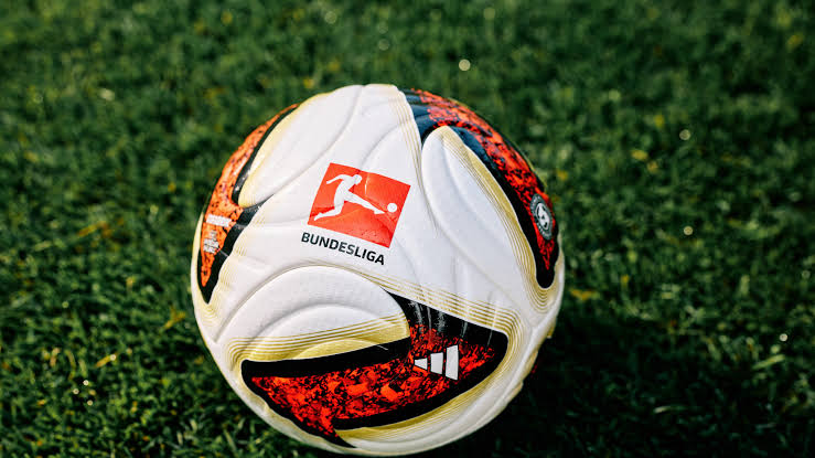 iMiaSanMia's tweet photo. 📸⚽ The Adidas Torfabrik - official Bundesliga match ball for next season https://t.co/gzzSH1iUby