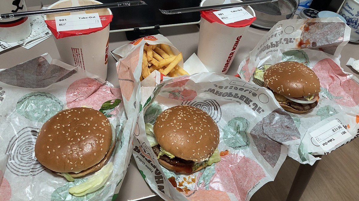 roriyankee's tweet photo. 夫婦揃って人生初のバーガーキング🍔👑
クーポンもらたから行ってみた
サイズがでかめらしかったから小さいサイズで頼んだけどモスとかマックの通常サイズと同じくらいでわらた
風味が良くて肉厚マル美味しい最高って感じ🥰
モス＞👑＞Mcかもしれん https://t.co/4twJu4qqFf