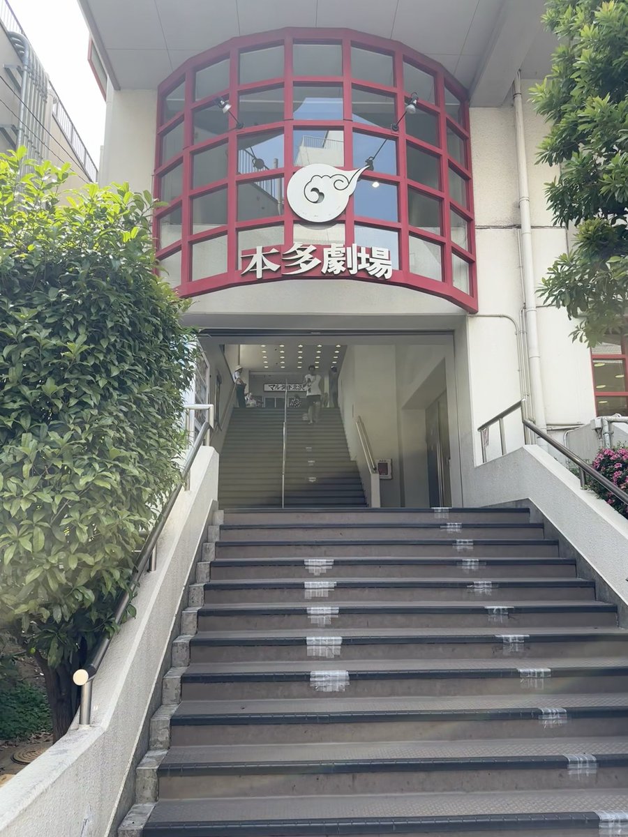 max_ezweb's tweet photo. 東京マハロ20周年公演観劇❗️痺れるような緊張感であっという間の2時間。全演者の演技に魅せられ、無言の間にも演者の心の声が聞こえてくるような、胸に響く感動の舞台❗️ユミさんの無言の演技に、ついに滂沱😭
＃東京マハロ20周年公演
＃可もなく不可もない戦争
＃春木生
＃福田ユミ https://t.co/uIY5QJI9wz