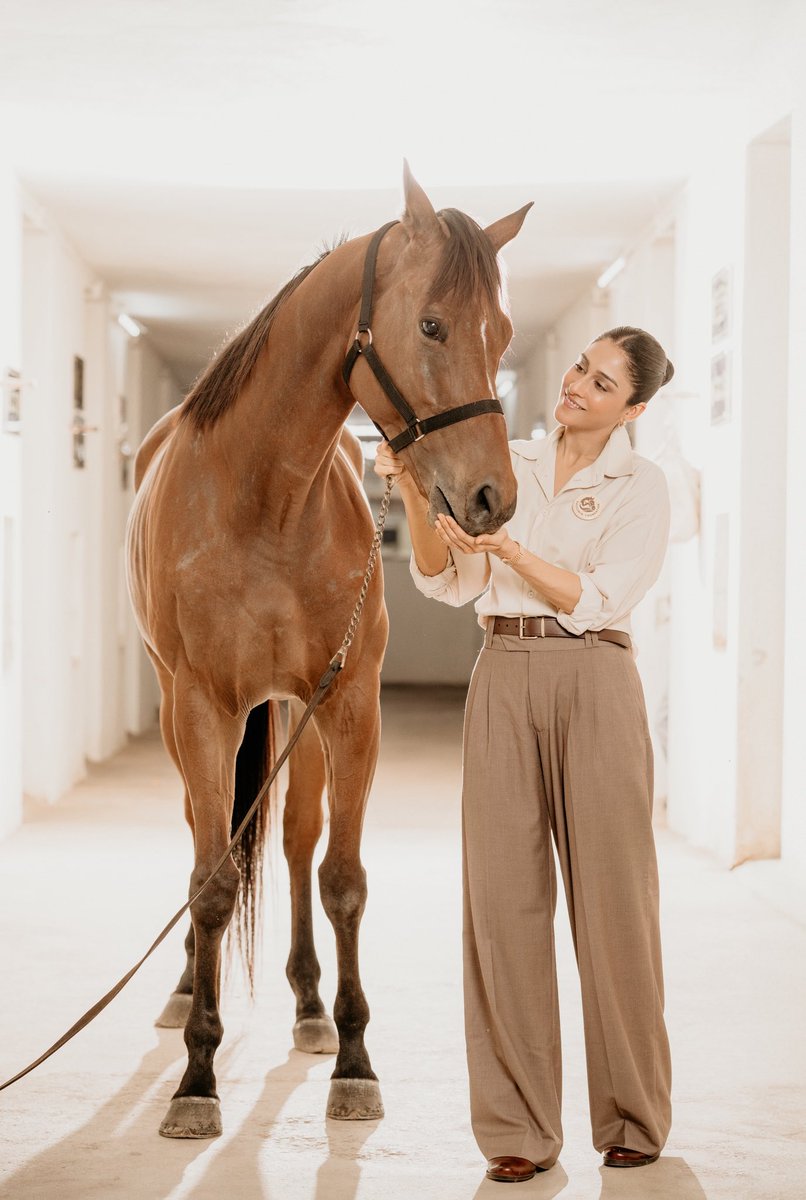 ReginaCassandra's tweet photo. So here we are, introducing Milton Keynes, my first horse and already so special to me. Thank you Race 2 Win Foundation for making this possible and for opening up a world I didn’t know I could be a part of ❤️

PS: If adopting a horse has ever been on your mind… you know exactly where to go!✨
(2/2)