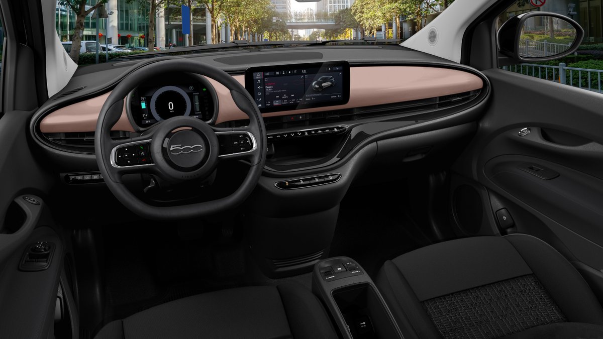 StellantisNAEsp's tweet photo. Cada trayecto en el @FIAT 500e 2026 se transforma en una experiencia sonora única gracias a su sistema de audio JBL perfeccionado por Andrea Bocelli. Con ajustes exclusivos que recrean escenarios diferentes, la música suena como nunca antes. #Fiat500e #FIATFun https://t.co/ikAzdqjEcI