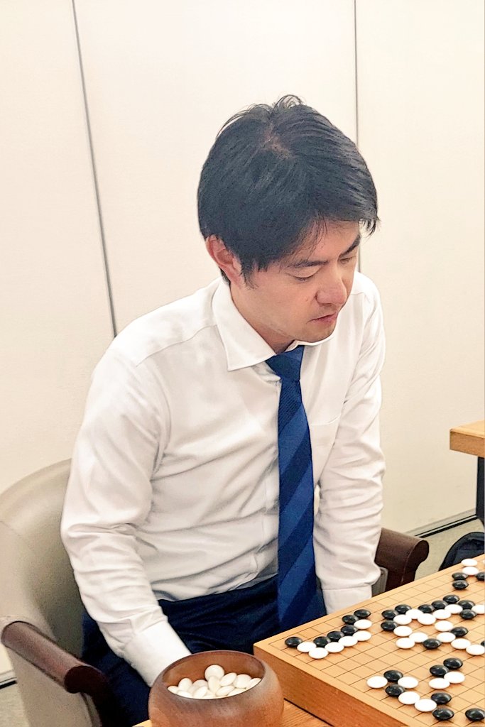 v4seR2cGOCn73Od's tweet photo. 鶴山淳志八段○　✕柳原咲輝二段

チーム福岡対決は、鶴山監督の中押し勝ち
「監督、気持ちよく打ち回していました」と、安斎伸彰八段
写真③の手前が安斎八段、奥は福岡航太朗七段ー三浦太郎五段戦担当の大西竜平七段でした https://t.co/8yQ91Rs0f7