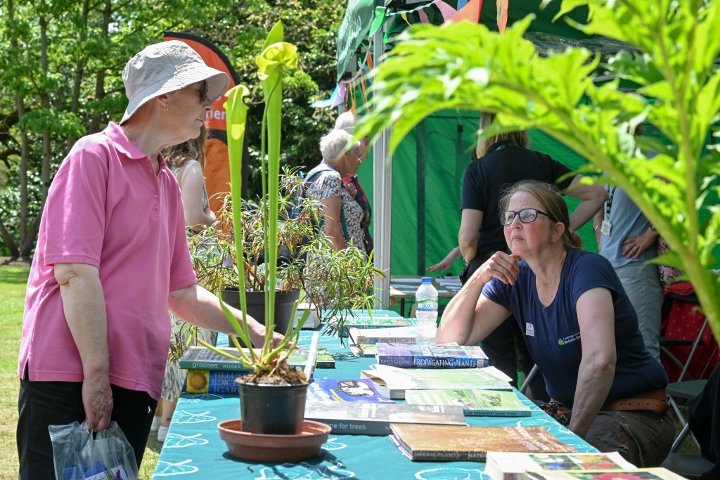 CambridgePPF's tweet photo. 🌿 Looking for something to do this week?

This week's Cambridge Nature Festival highlights include:

🦇 Bat Walk around Coldham's Brook (5 June)
🌱 Festival of Plants (6 June)
🌼 Summer Wild Flowers of Wandlebury (7 June)
🌙 Moth Trapping (7 June)
https://t.co/kZkkDPuPRx https://t.co/xa6czrqwUN