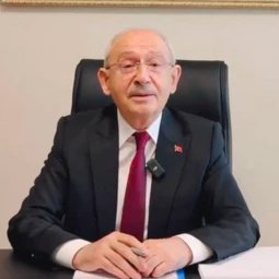 etkilihaberyeni's tweet photo. Ekrem İmamoğlu'ndan Kılıçdaroğlu'na:

-Bunu kim yaparsa yapsın, adı bellidir: Siyasi kayyımlık.

-“Dâhili bedhah kayyım” diyorum ben ona. Çünkü bu partiyi dışarıdan yıkamayanlar, şimdi içeriden teslim almak istiyor.

-Ama herkesin şunu bilmesini isterim: Cumhuriyet Halk Partisi, sarayın hukuk mühendisliğiyle ele geçirilecek bir yapı değildir. Bu parti, Gazi Mustafa Kemal Atatürk’ün millet egemenliği üzerine kurduğu bir direniş partisidir.

(Kılıçdaroğlu beni betona gömmek istiyor dediniz mi?)

-Onun emir aldığı, her söylediğini koşa koşa yaptığı Erdoğan, Cumhuriyet’i, demokrasiyi, adaleti betona gömmek istiyor. Figüranların, kayyımın hiçbir önemi yoktur. Benim en özgür halimle bulunduğum dört duvarın da kayyımın sıkışıp kaldığı dört duvarın da bir önemi yoktur. Allah ömür, millet destek verdikçe ben mücadelemi sürdüreceğim. Önemli olan Cumhuriyet’in, emanetin geleceğidir. Koruyacağız, kazanacağız.

-“Ya bir yol bulacağız ya bir yol yapacağız.” O yol, hukukun, delegelerimizin ve millet iradesinin emrettiği şekliyle yol arkadaşım Sayın Özgür Özel’in Genel Başkanlığı’ndaki CHP’dir. Fakat hukuk çiğnenirse, delegelerimizin ve milletin iradesi yok sayılırsa, bizim milletle beraber yürüdüğümüz her yol meşrudur ve güçlüdür. Muhalefet kriz yaşamıyor, Erdoğan muhalefete darbe yapıyor. Bu milletin kimseye eğecek boynu yoktur. Milletin diliyle, ruhuyla ve iradesiyle o yolu yapar ve iktidara koşarız.

(T24 - Murat Sabuncu)