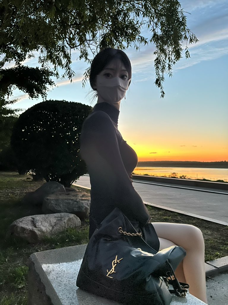 douayii's tweet photo. 原来夕阳也很美 #豆阿姨 #女装大佬 https://t.co/7atbOYmgBK