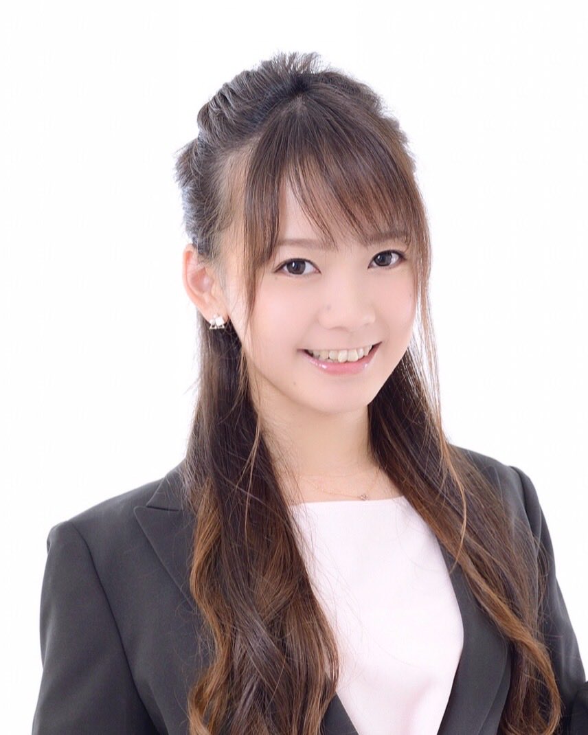 ayanamiyagi's tweet photo. 『もうこれ以上は世の中便利にならないらしいよ』
10年以上前に、誰かにそう言われたのを覚えています。

その数年後に開業し、今日で丸10年になりました。

この10年を振り返ると、その言葉が嘘だったかのように世の中は変わりました。

行政手続きで言えば、10年前は紙に押印、手続きによっては職印での訂正印も当たり前でした。

その後、コロナ禍をきっかけに押印廃止の流れが一気に広がり、オンラインで完結できる手続きも増えました。

さらにここ数年はAIの進化で、文章作成やデザイン制作、事務作業までAIが担う時代になっています。

依頼を対応させていただく中で、最近よく考えることがあります。

「この依頼に対する私の価値は何だろう」

私は10代からコツコツ貯めた180万円(開業費差し引き100万円スタート)を軍資金に20代で開業しました。
行政書士のほかにも解体業や不動産業などにも関わってきてAIが完全に人を代替しないとしても、今後10年も経たないうちに、多くの業務は代替されていくのだろうと思っています。

一方で、最近は若い経営者や専門家の方を目にする機会も増え（SNSでそう見えるだけかもしれませんが。）、行政書士でいえばいつかの統計は20代は0.8%、かつ女性は全体の15%くらいだった記憶があるので、本当に多種多様な方が増えました。

属性限らずいろいろな経験や肩書きを持ちながら、自分にしかない価値を作っている人が増えている印象があり、AIに代替される仕事が増える一方で、代替されにくい価値を持つであろう人も増えている。

それは良い流れだと思っています。

これから行政書士としてガツガツ規模を追いかけたい気持ちはあまりありませんが、また10年後に20周年を迎えられるならば、「この人だからお願いしたい」と思っていただける何かを持ち続けていたいと思います。

※4枚目は最近の自分の写真がないため、AIで宣材写真作ったら楽じゃないかと思ったけど別人な感じに仕上がりました