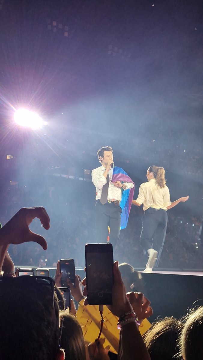 one18month's tweet photo. happy pride month 🫶🏼 https://t.co/cpVw3XQ4ey