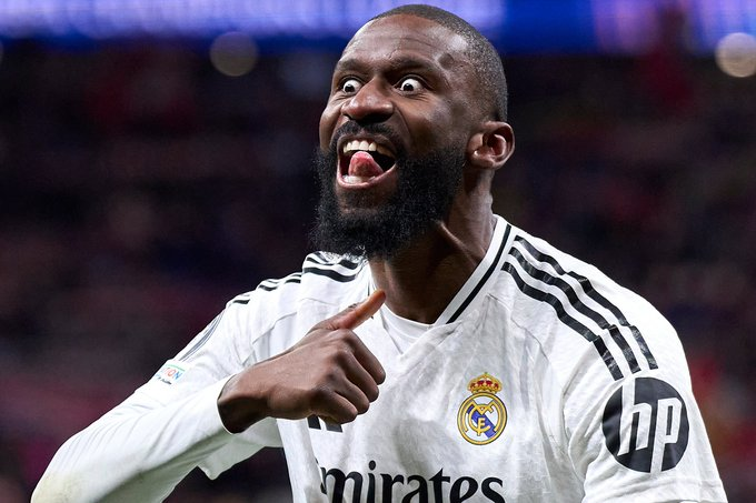 capitansquirtle's tweet photo. 🚨| ARBELOA SOBRE RÜDIGER

🎙️"A veces, de broma, cogía un cuchillo y me daba 3 segundos para esconderme antes de lanzármelo"

🎙️"Si te despistas, te enrosca el pene en el cuello y grita: "Ya llegó la Pitón""

🎙️"Me dijo que Vinicius será su próxima víctima, no hablaba de fútbol" https://t.co/sHbvW6V0U9