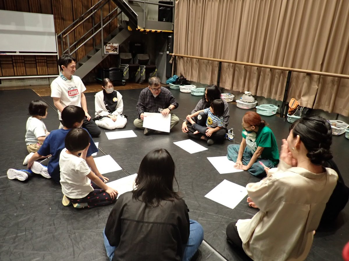 SePT_Gakugei's tweet photo. 【デイ・イン・ザ・シアター ～私のお弁当編～】

5月のデイは、お弁当にまつわる思い出を持ち寄り、そこから演劇を創作🍱
大好きだったお弁当の話や、傷んでしまい大変だった話など、さまざまなエピソードが飛び出しました！
何気ない思い出も身体を使って楽しい演劇に✨

進行役：大道朋奈 https://t.co/TVuakJ30CG