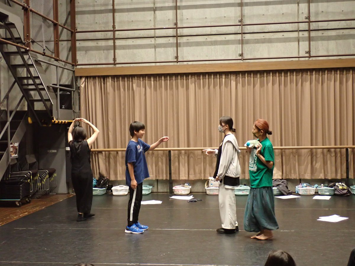SePT_Gakugei's tweet photo. 【デイ・イン・ザ・シアター ～私のお弁当編～】

5月のデイは、お弁当にまつわる思い出を持ち寄り、そこから演劇を創作🍱
大好きだったお弁当の話や、傷んでしまい大変だった話など、さまざまなエピソードが飛び出しました！
何気ない思い出も身体を使って楽しい演劇に✨

進行役：大道朋奈 https://t.co/TVuakJ30CG