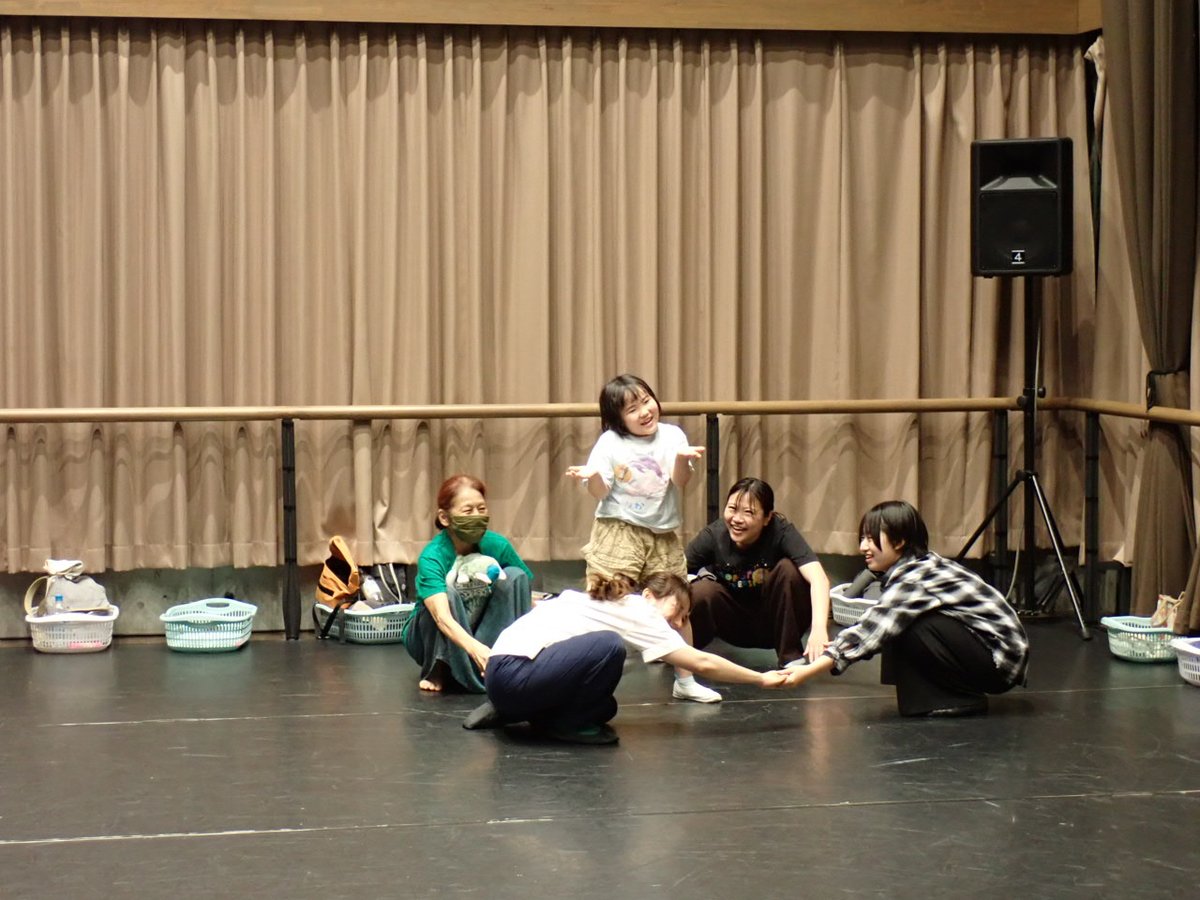SePT_Gakugei's tweet photo. 【デイ・イン・ザ・シアター ～私のお弁当編～】

5月のデイは、お弁当にまつわる思い出を持ち寄り、そこから演劇を創作🍱
大好きだったお弁当の話や、傷んでしまい大変だった話など、さまざまなエピソードが飛び出しました！
何気ない思い出も身体を使って楽しい演劇に✨

進行役：大道朋奈 https://t.co/TVuakJ30CG