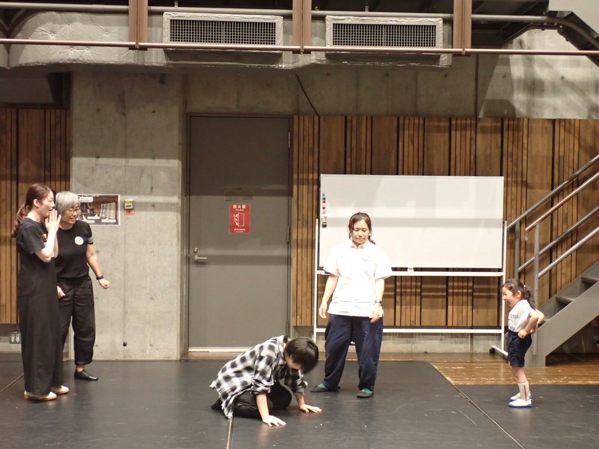 SePT_Gakugei's tweet photo. 【デイ・イン・ザ・シアター ～私のお弁当編～】

5月のデイは、お弁当にまつわる思い出を持ち寄り、そこから演劇を創作🍱
大好きだったお弁当の話や、傷んでしまい大変だった話など、さまざまなエピソードが飛び出しました！
何気ない思い出も身体を使って楽しい演劇に✨

進行役：大道朋奈 https://t.co/TVuakJ30CG