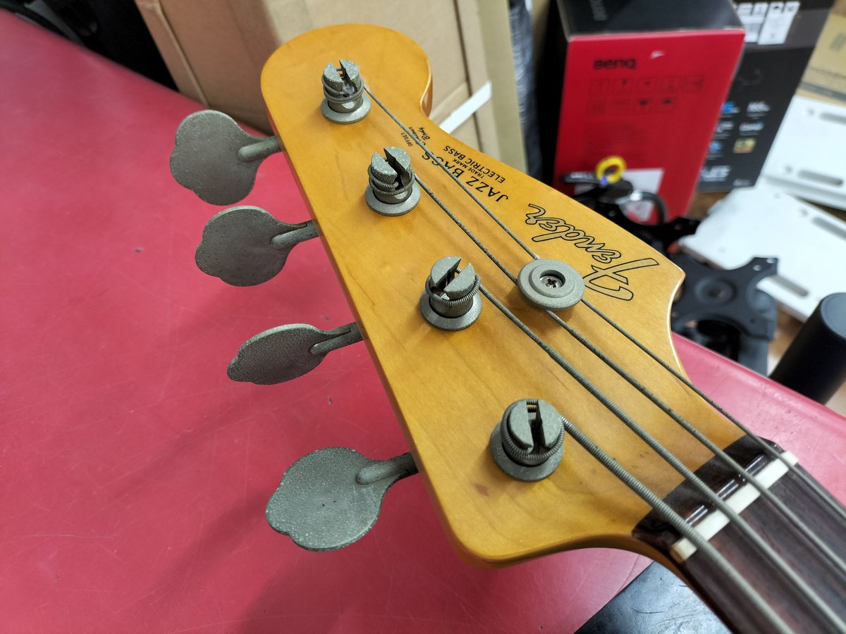 hardushiku's tweet photo. 1997-2000年製、ダイナ期FENDER JAPANのジャズベースを品出し行いました！
ガリやノイズがありジャンクの状態ではありますが、赤がカッコいいこちらのジャズベース、直せる方いかがでしょうか！！

#ハードオフ #FENDER #ギター #ベース #ジャンク https://t.co/H5zb2o2u1a