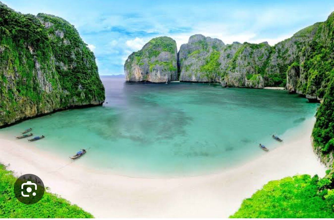 Luxuslebeninfo's tweet photo. Maya Bay, Thailand: Einer dieser Orte, bei denen du kurz vergisst, dass die Welt außerhalb noch existiert 🌴🌊 https://t.co/qspKglSSfj