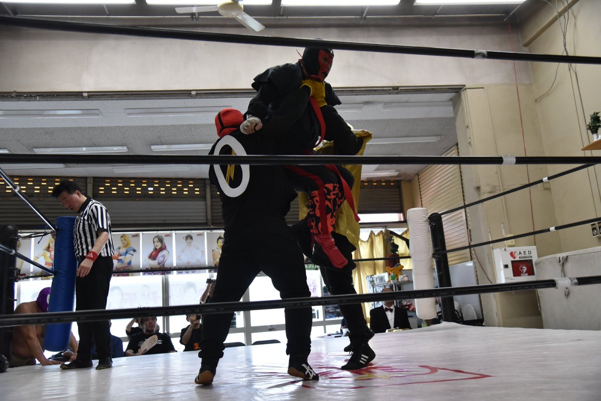 CRAZYUNION2021's tweet photo. #クレイジーユニオン大作戦 5・31亀アリーナ
マキシマムクレイジー/タッグマッチ時間無制限1本勝負
宇宙魔神ゴールド&amp;宇宙魔神0（1分32秒、両軍リングアウト）相撲ミスターX&amp;マーシャルアーツ・ミスターX
再試合/タッグマッチ時間無制限1本勝負
ゴールド（5分12秒、体固め）マーシャルアーツ https://t.co/BqnjCLMSGr