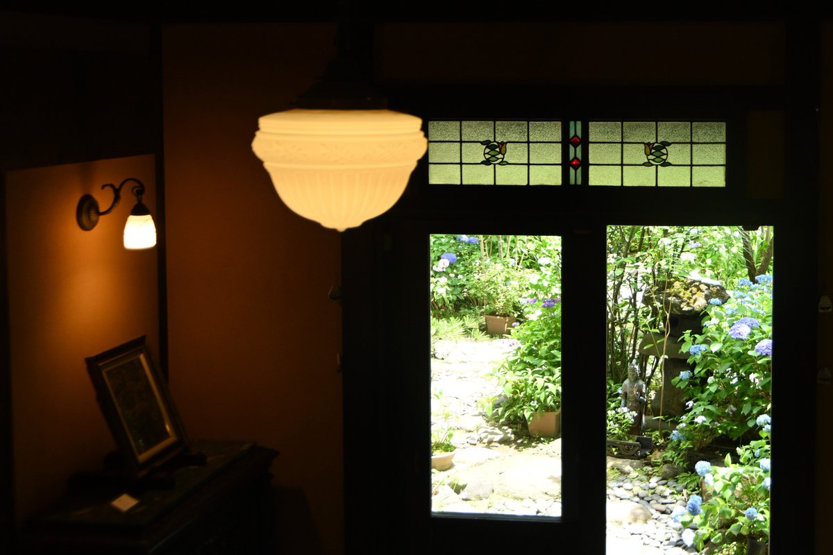kamakura_kyokai's tweet photo. 北鎌倉にある北鎌倉古民家ミュージアムでは「あじさいの小径とあじさい展」を開催中です。
築100年以上の古民家を活用した落ち着いた雰囲気の館内では、展示を楽しめるほか、周囲を埋めつくすさまざまな品種のアジサイやヤマアジサイにも圧倒されます。
2026年6月1日撮影

【北鎌倉古民家ミュージアム】についてはこちら
🔗https://t.co/qQ13h4Pvnc