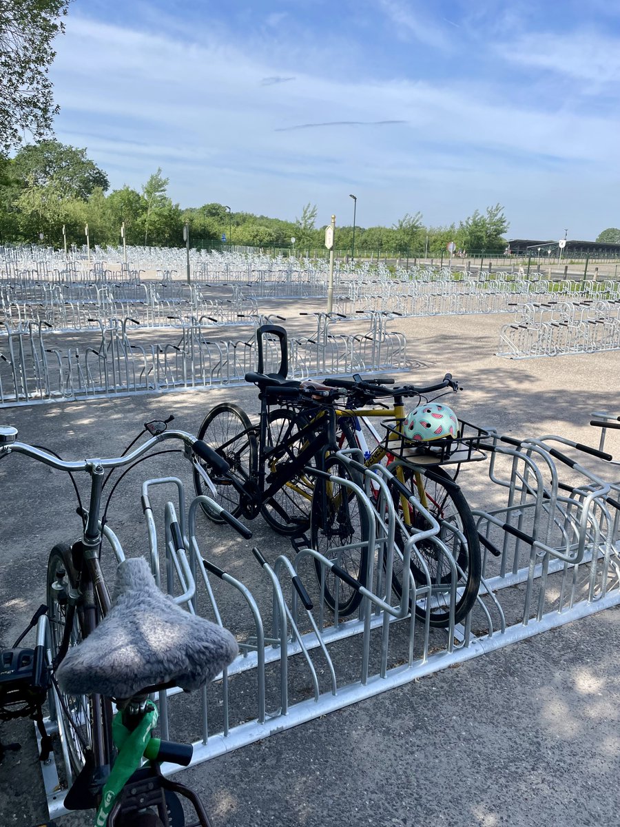 parkplanet's tweet photo. Vanmorgen knipte een Efteling-kabouter de linten door van de nieuwe fietsenstalling. Fietsen kunnen er gratis gestald worden. Vanaf 15 juni wordt bij in- en uitrijden het abonnement gescand, zodat fietsen er nog veiliger staan. 🚲 https://t.co/WFOOYguXnc